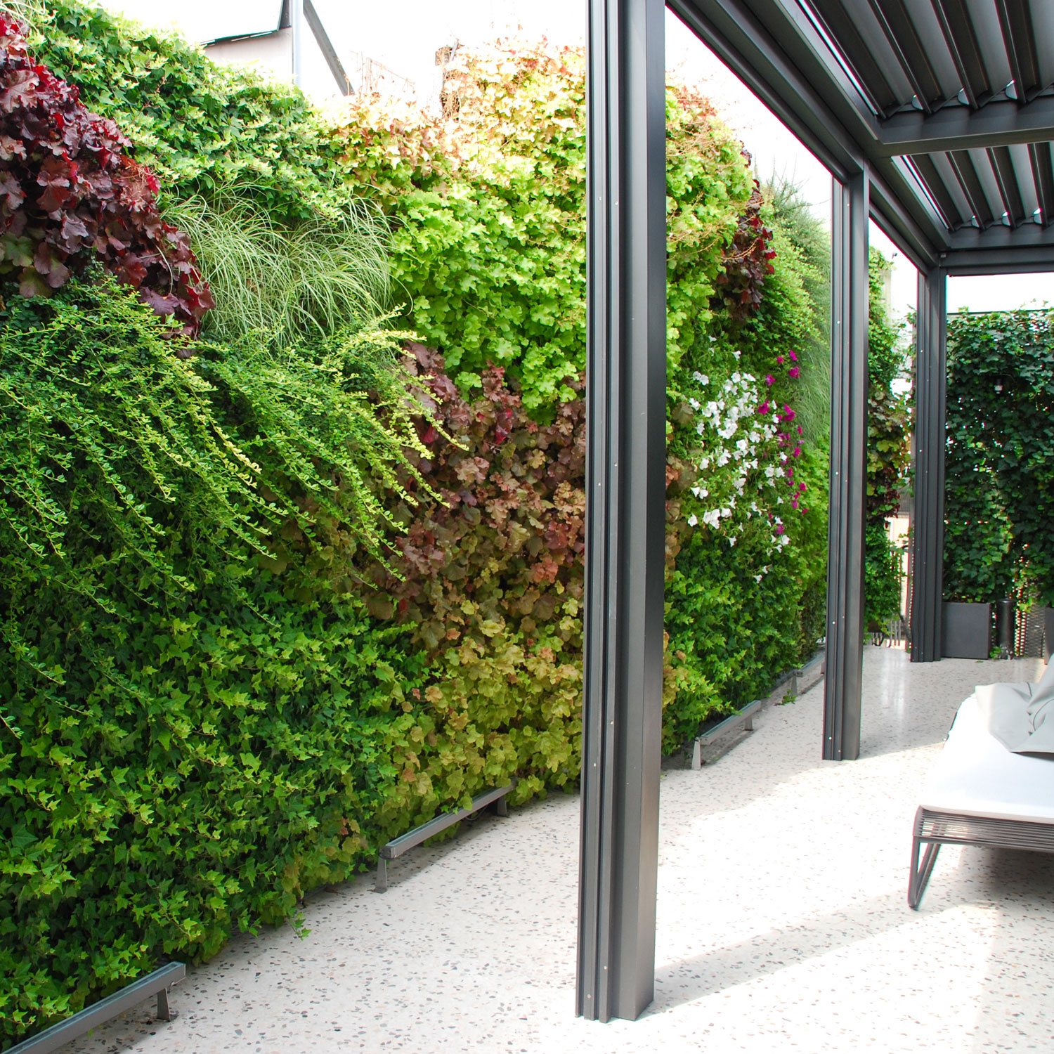 Design, realisation and maintenance of outdoor living walls